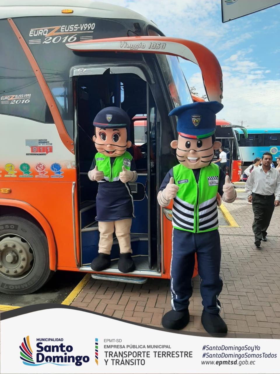 Tranchita y Tranchito en campaña en el Terminal Terrestre